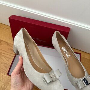 NWT Salvatore Ferragamo Vara 3cm Pumps Rhinoceros Gray Suede Calf Leather 40.5